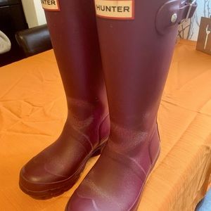 Girls burgundy Hunter tall rain boots size 1.